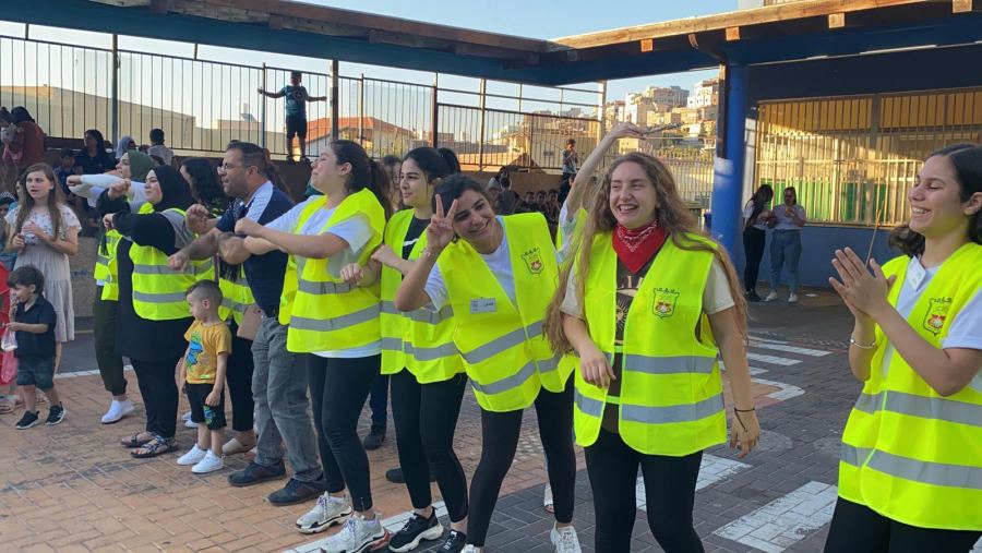 عرابة : وأعطي نصفَ عمري للّذي يجعلُ طفلًا باكيًا يضحك.